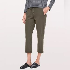 Lululemon On The Fly Crop, Dark Greenish Grey - 8